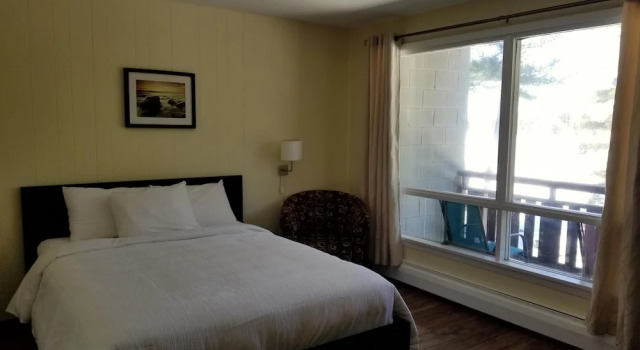 Двухместный номер Standard с видом на озеро Pinedale Inn
