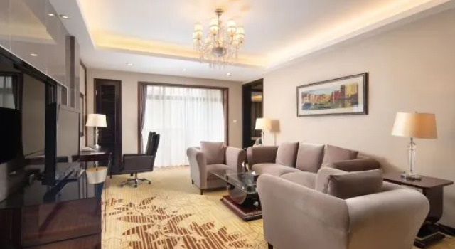 Люкс c 1 комнатой с балконом Country Garden Phoenix Hotel