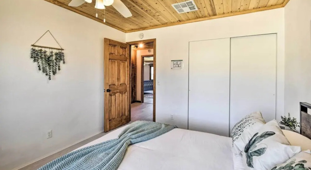 Коттедж Chic Joshua Tree Pad w/ Mountain Views & Hot Tub