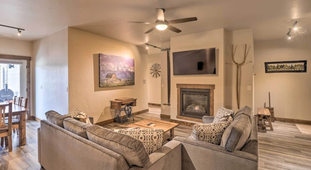 Апартаменты с 2 комнатами с балконом Cozy Columbia Falls Condo w/ Private Balcony!