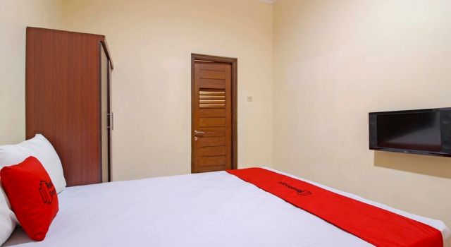 Люкс RedDoorz near Hartono Mall 3