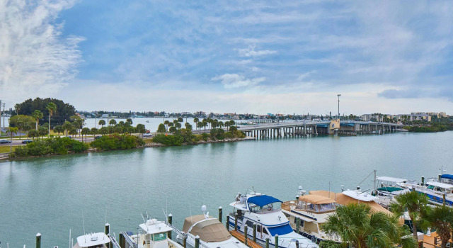 Четырёхместный номер Standard с балконом и с частичным видом Courtyard by Marriott St. Petersburg Clearwater/Madeira Beach