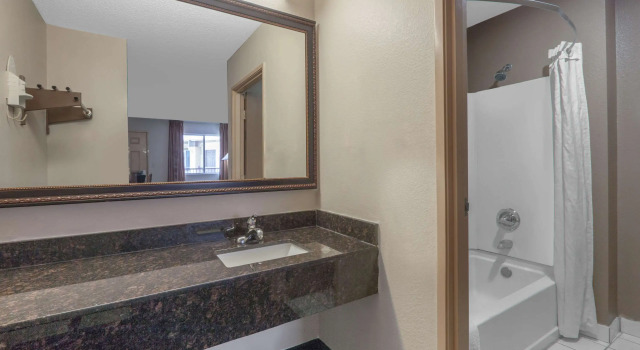 Четырёхместный номер Standard Knights Inn Forest Hill
