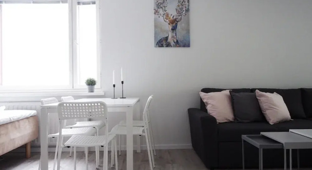 Spacious Downtown Apt with Balcony that Hosts 10, Забронировать Апартаменты/квартира Тампере Западная Финляндия, рядом с Finnish Hockey Hall of Fame