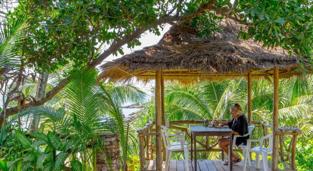 Бунгало с балконом и с красивым видом из окна Lanta Coral Beach Resort