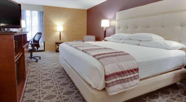 Трёхместный номер Superior Drury Inn & Suites Kansas City Overland Park