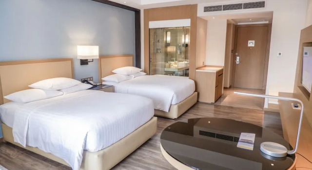 Четырёхместный номер Deluxe с балконом Courtyard by Marriott Siem Reap Resort
