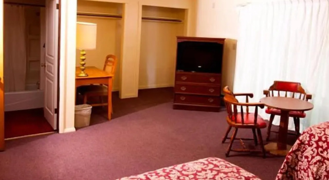 Четырёхместный номер Standard Charlie's Motel