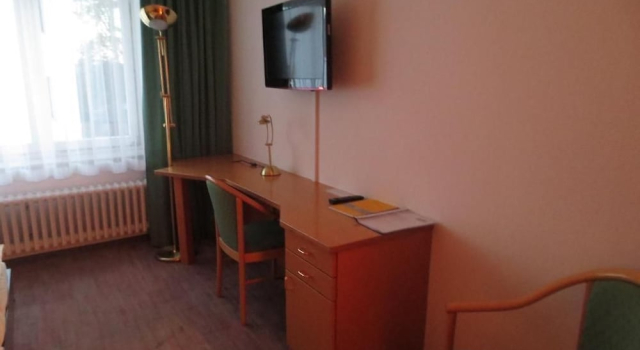 Кровать в общем номере Parkhotel Goldlinde