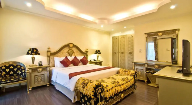 Люкс с видом на город LK Royal Suite
