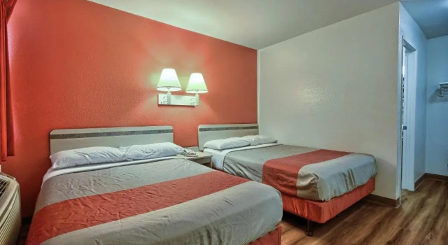 Четырёхместный номер Standard Motel 6-Tulare, CA