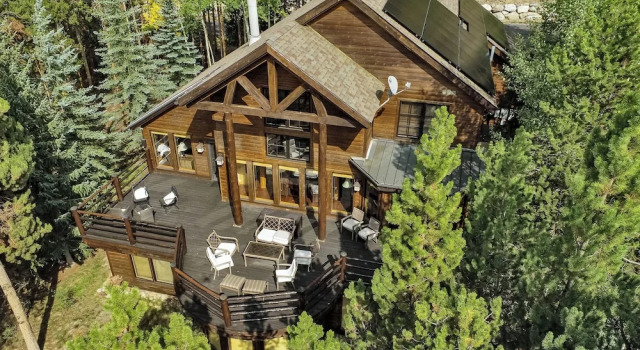 63 Forget Me Not Lane by Summit County Mountain Retreats, Забронировать Дом для отпуска Отели Roosevelt National Forest с парковкой, Парковка
