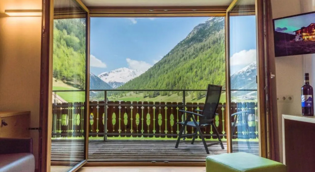 Четырёхместный номер Standard с балконом Sport Hotel