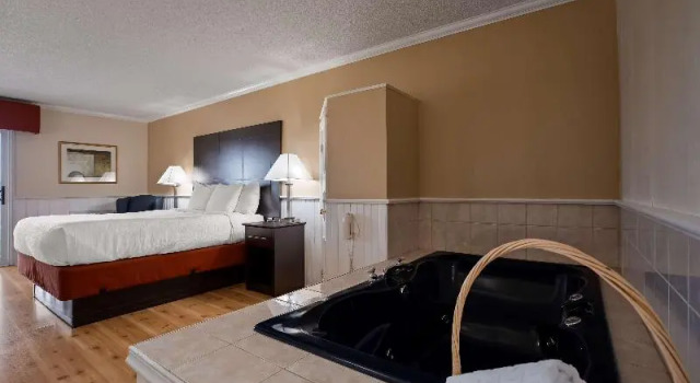 Двухместный номер Deluxe с балконом Best Western Smiths Falls Hotel