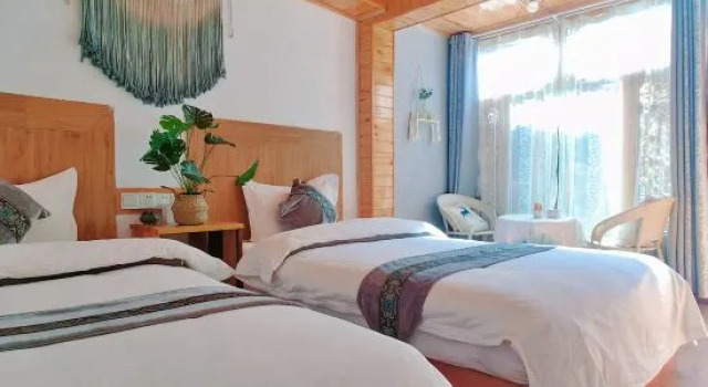 Кровать в общем номере с 2 комнатами Qiuniang House Lugu Lake