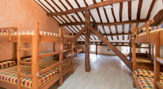 Кровать в общем номере Albergue Cuatro Cantones