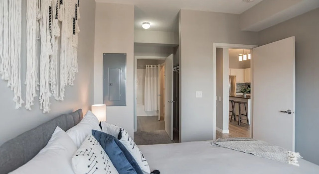FRONTDESK Confluence on 3rd Apt Downtown Riverwalk Trails, Забронировать Отель Де-Мойн Айова, рядом с Мост достижений женщин в Айове