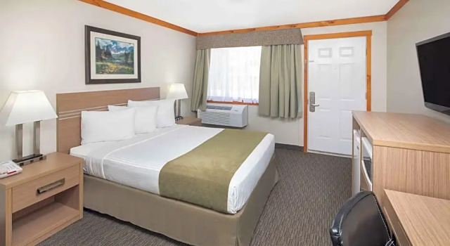 Номер Standard Travelodge by Wyndham Golden Sportsman Lodge