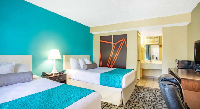 Четырёхместный номер Standard Howard Johnson by Wyndham Rocky Hill
