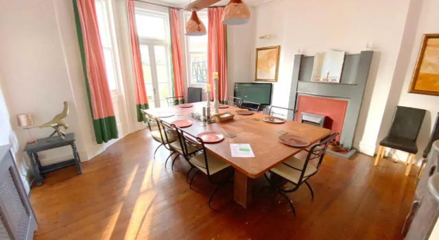 Коттедж Large House near the beach - lots of parking and wifi
