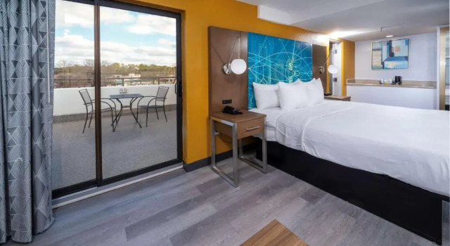 Номер Standard с балконом Best Western Plus Raleigh Crabtree Valley Hotel