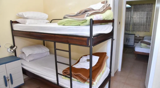Кровать в общем номере Safed Inn