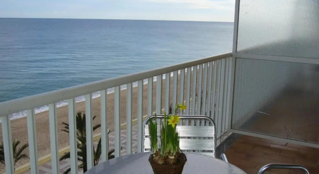 Семейные апартаменты с балконом и с видом на море Apartaments El Sorrall