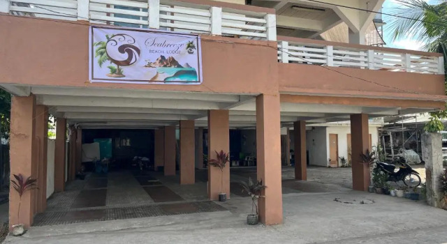 Кровать в общем номере Seabreeze Beach Lodge