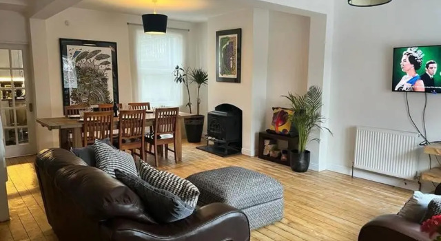 Spacious 3 bedroom house close to city centre