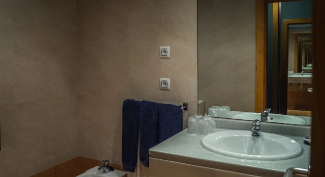 Четырёхместный номер Standard с балконом Hotel Bezana Lago