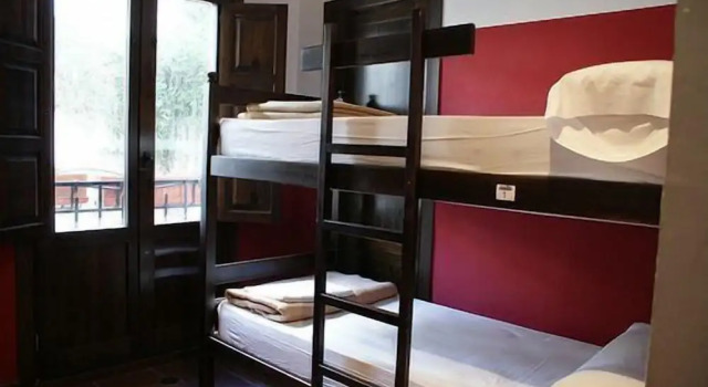 Кровать в общем номере (женский номер) с балконом Oasis Backpackers Hostel Granada