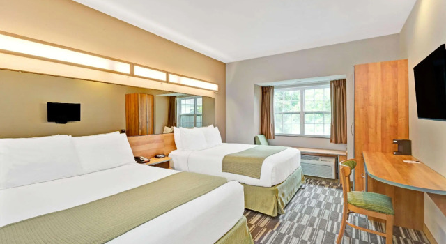 Четырёхместный номер Deluxe York Microtel Inn & Suites by Wyndham