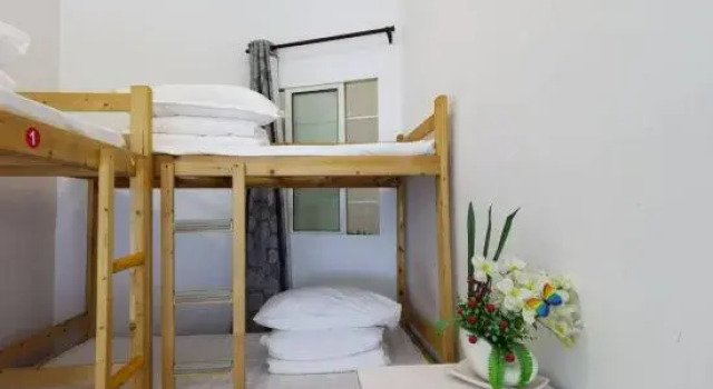 Кровать в общем номере (мужской номер) Xiao Hotel Apartment (Shanghai Pengpu Xincun Subway Station)