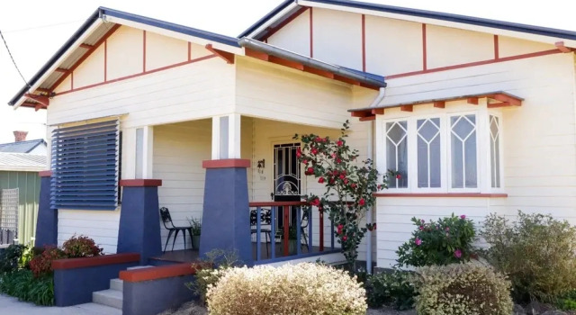 Heritage Home With BBQ & Outdoor Fire Pit, Забронировать Апартаменты/квартира Тентерфилд New England NSW, рядом с Музей сера Генри Паркса