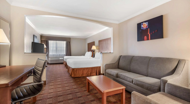 Четырёхместный люкс Best Western Club House Inn & Suites