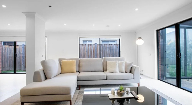 Lightful Charming House With Free Parking