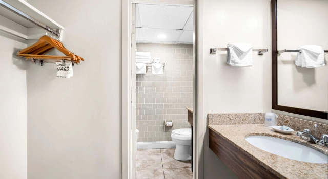 Четырёхместный номер Standard Best Western Merry Manor Inn