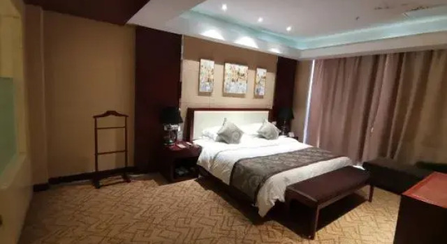 Люкс с видом на озеро New Era International Hotel