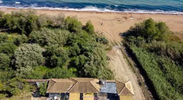 Коттедж Beach House Steps Away From the sea