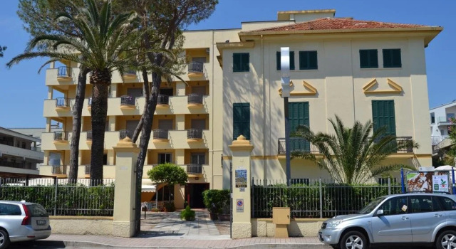 Hotel Quattro Palme, Book Hotel Tortoreto Lido 