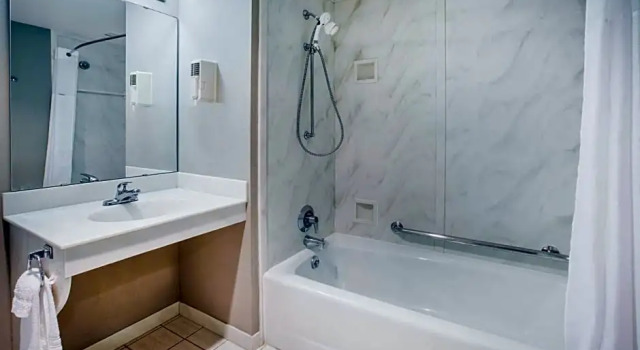 Номер Standard Days Inn by Wyndham Midland
