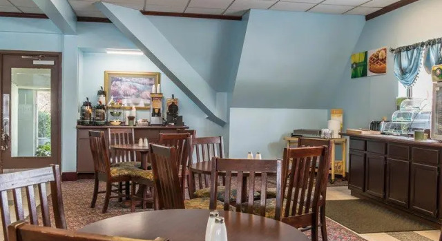 Кровать в общем номере Rodeway Inn Brookville