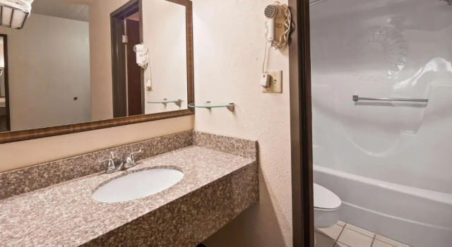 Четырёхместный номер Standard с видом на бассейн Best Western Tower West Lodge