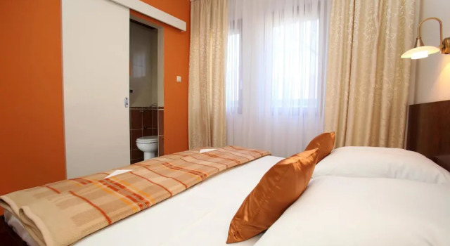 Apartment Ivan, Забронировать Апартаменты/квартира Винишче Trogir Riviera, рядом с Пляж Купиница
