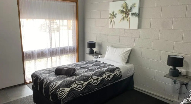 Трёхместный номер Standard Mariner Motel