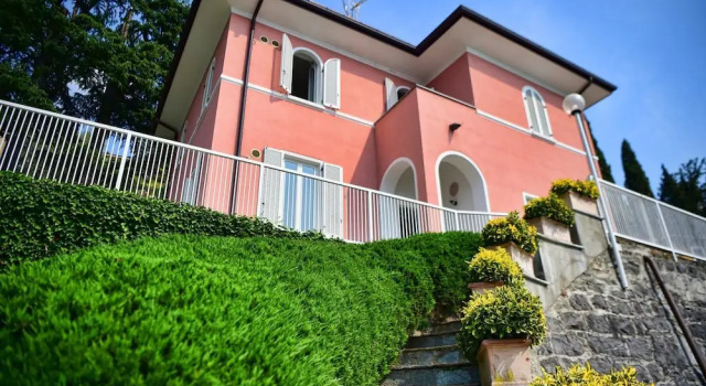 Villa La Perledina, Book Villa Villaer i Perledo, Villa