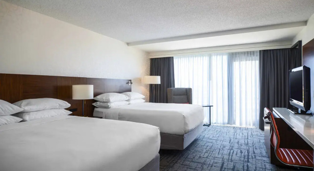 Четырёхместный номер Standard Renaissance Concourse Atlanta Airport Hotel
