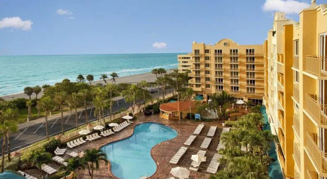 Четырёхместный номер Standard Embassy Suites by Hilton Deerfield Beach Resort & Spa