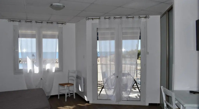 Четырёхместный номер Standard с балконом Hotel Camille
