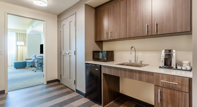 Четырёхместный люкс Holiday Inn & Suites Cedar Falls-Waterloo Event Ctr by IHG